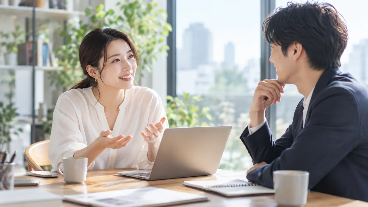 複数サービスの使い分けを相談する男女